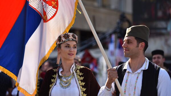 Mladić i devojka sa srpskom zastavom - Sputnik Srbija