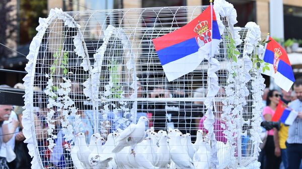 Јато белих голубова који су пуштени након завршетка концерта на Тргу републике - Sputnik Србија
