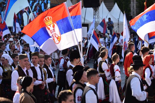 U okviru sabora predstavilo se 20 kulturno-umetničkih društava iz Republike Srpske ispred Skupštine grada Beograda - Sputnik Srbija