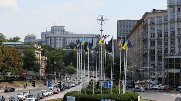 Эмблема НАТО на Европейской площади в Киеве - Sputnik Србија