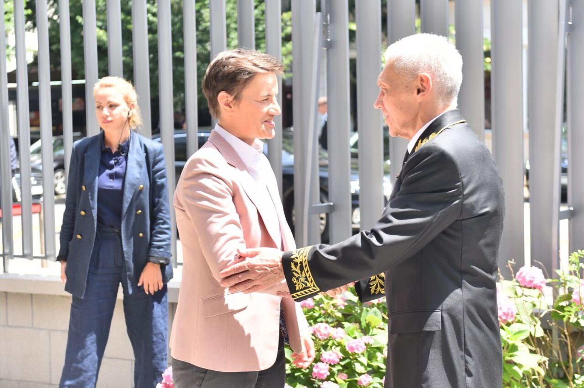 Ana Brnabić i Aleksandar Bocan-Harčenko ispred ambasade RF povodom obeležavanja Dana Rusije - Sputnik Srbija, 1920, 10.06.2024