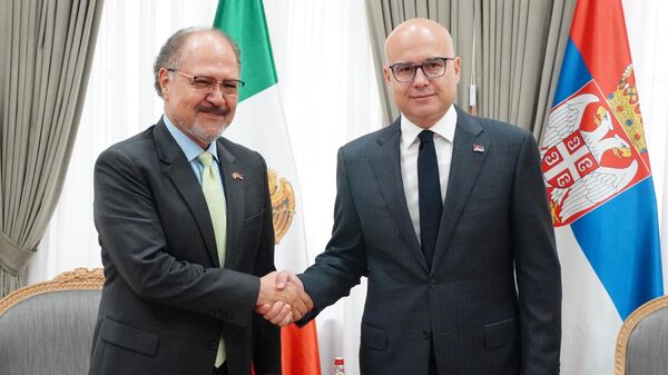 Premijer Miloš Vučević sa ambasadorom Meksika u Beogradu Karlosom Feliksom - Sputnik Srbija