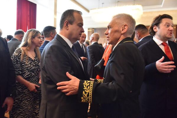 Potpredsednik Vlade Srbije Ivica Dačić u srdačnom razgovoru sa ambasadorom Aleksandrom Bocan-Harčenkom. - Sputnik Srbija