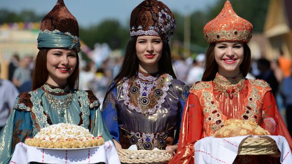 Девушки в национальных костюмах встречают гостей хлебом с солью и чак-чаком перед официальном открытием праздника Сабантуй в Казани - Sputnik Србија