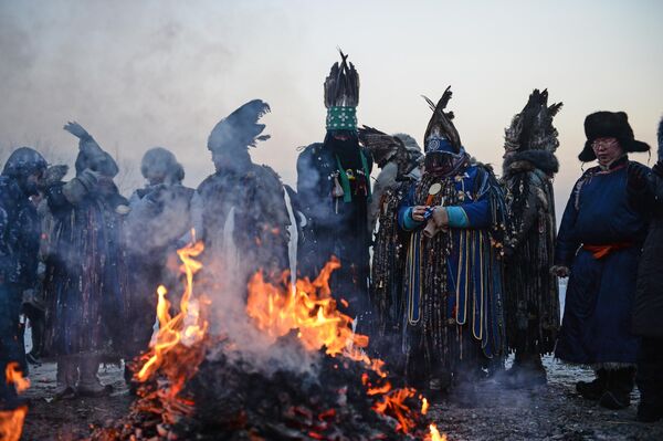 Šamani izvode ritual „San Salir” (ritual dočeka Sunca, čiji prvi zraci označavaju početak Šage, nove godine po lunarnom kalendaru) u nacionalnom parku kulture i rekreacije, na obali reke Jenisej u Kizilu. - Sputnik Srbija