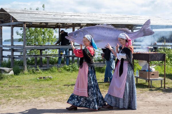 Učesnici festivala vepsijske kulture „Kalarand“ („Riblja obala“) u selu Ribreka, Prionežski okrug, Republika Karelija. - Sputnik Srbija