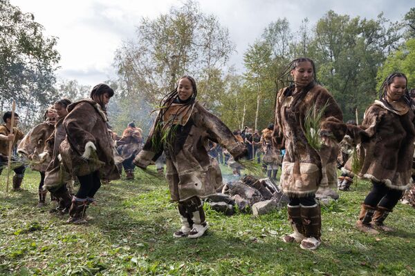 Učesnici ritualnog praznika zahvalnosti prirodi za njene darove „Alhalalalai“ plešu oko vatre u selu na Kamčatki. - Sputnik Srbija