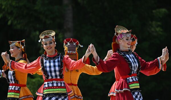 Učesnici proslave Semika - praznika koji označava početak leta, u selu Pelemeš, okrug Agriz.  - Sputnik Srbija