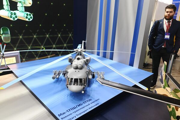 Model vojno-transportnog helikoptera Mi-171 Š na štandu kompanije Rosoboroneksport - Sputnik Srbija
