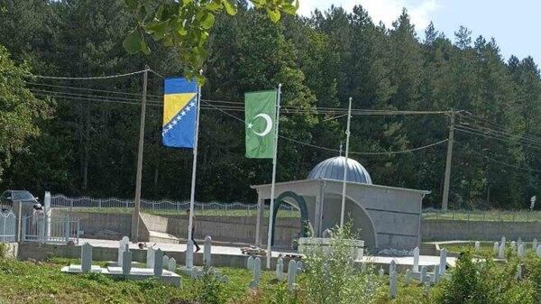 Uklonjena ratna zastava tzv. Armije RBiH u mestu Kragljivode - Sputnik Srbija