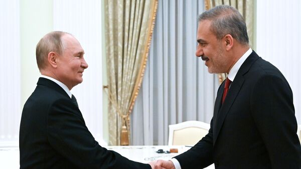 Ruski predsednik Vladimir Putin sa ministrom spoljnih poslova Turske Hakanom Fidanom u Kremlju - Sputnik Srbija
