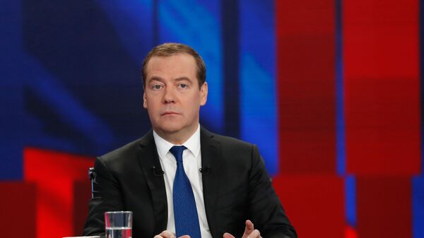 Премьер-министр России Дмитрий Медведев во время интервью российским телеканалам - Sputnik Србија