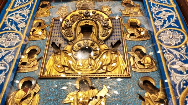 На позадини небо плаве боје, у средишњем делу иконе, Богомајка руке своје уздиже у молитвеном вапају за род људски. - Sputnik Србија