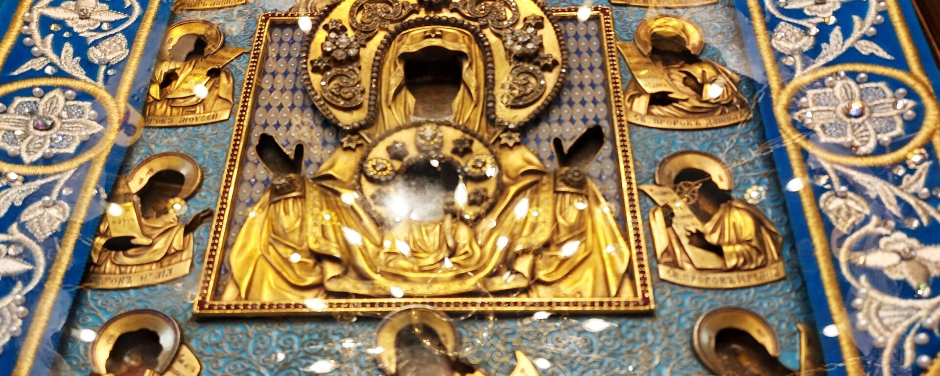 Na pozadini nebo plave boje, u središnjem delu ikone, Bogomajka ruke svoje uzdiže u molitvenom vapaju za rod ljudski. - Sputnik Srbija, 1920, 31.07.2025