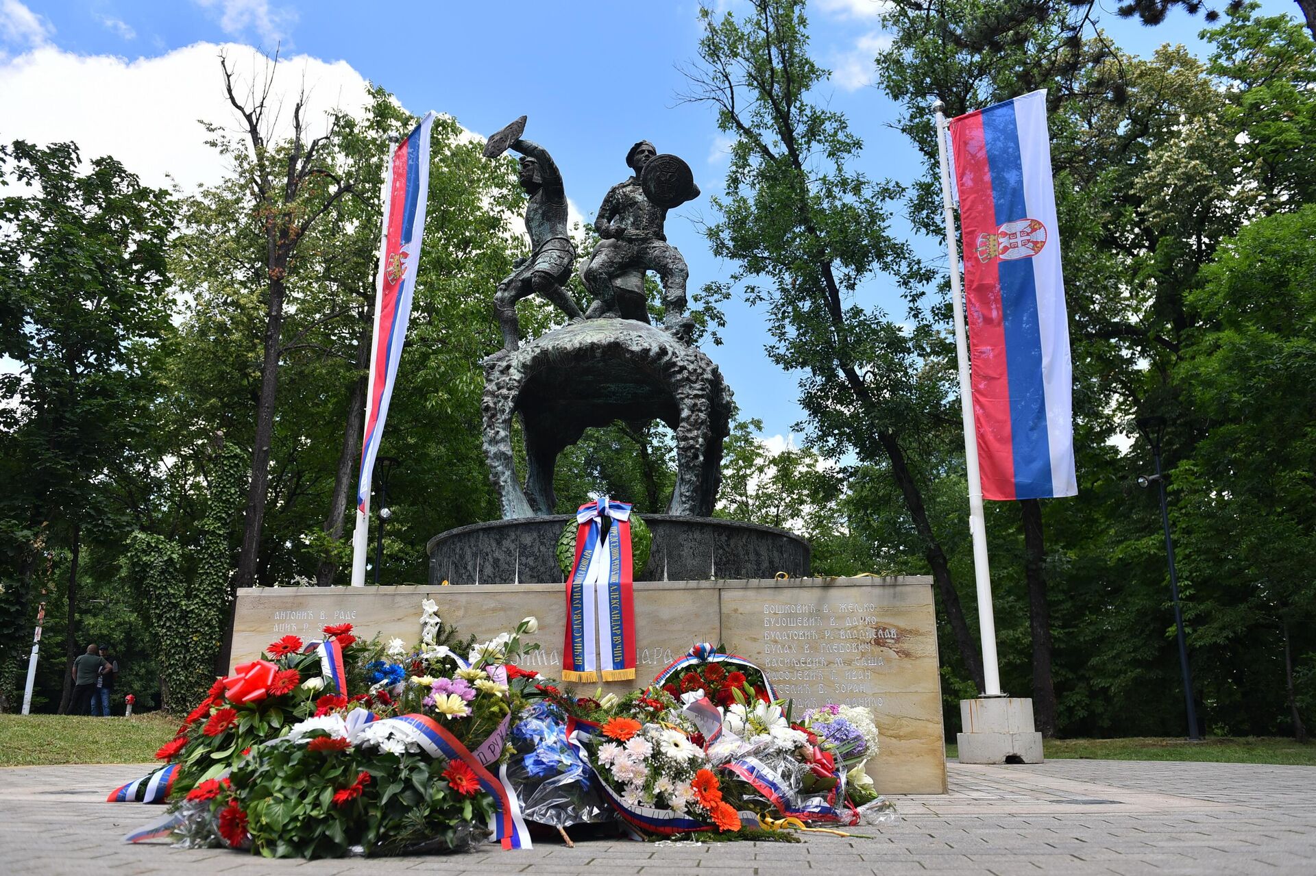 Споменик јунацима са Кошара постављен је 2020. године у парку у непосредној близини КБЦ Др Драгиша Мишовић. На постаменту су уклесана имена 108 војника, подофицира, официра, резервиста и добровољаца који су страдали 1999. године на караули Кошаре Споменик јунацима са Кошара постављен је 2020. године у парку у непосредној близини КБЦ Др Драгиша Мишовић. На постаменту су уклесана имена 108 војника, подофицира, официра, резервиста и добровољаца који су страдали 1999. године на караули Кошаре - Sputnik Србија, 1920, 09.04.2025