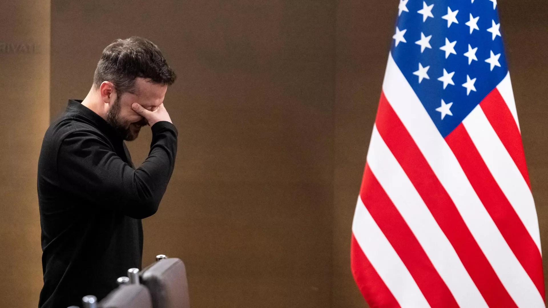 Ukraine's Volodymyr Zelensky stands next to a US flag on the sidelines of the Summit on peace in Ukraine on June 15, 2024 in Switzerland. - Sputnik Србија, 1920, 16.06.2024