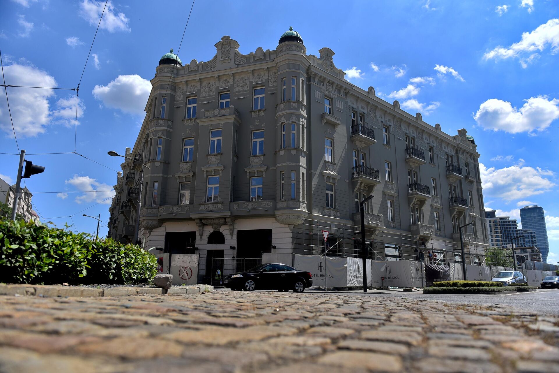 Tokom izgradnje zgrade Osiguravajućeg i kreditnog društva Beogradske zadruge(sada hotel Bristol) 1912. godine, obnavljana je kaldrma u Karađorđevoj ulici. Jedan od radnika koji su radili na kaldrmisanju je i bio i Gavrilo Princip - Sputnik Srbija, 1920, 27.06.2024