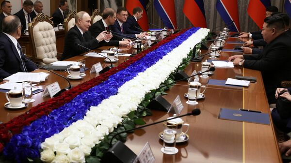 Цветна декорација у бојама руске заставе на сусрету Путина и Кима - Sputnik Србија