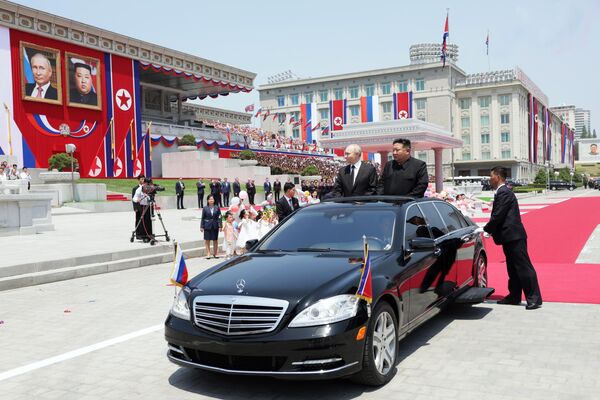Predsednik Rusije Vladimir Putin i predsednik Demokratske Narodne Republike Koreje Kim Džong Un tokom zvanične ceremonije dočeka na Trgu Kim Il Sunga u Pjongjangu. - Sputnik Srbija