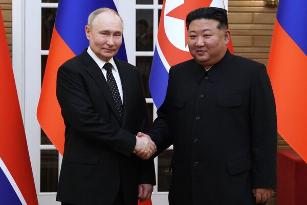 „Паис“: То је прва посета руског лидера комунистичком суседу од 2000. године, он истиче зближавње две земље;„Вол стрит џорнал“: Нарастајућа нуклеарна и ракетна претња која долази од Северне Кореје могла би да испровоцира јачање америчког војног присуства у региону, а то може да забрине Кину;„Мундо“: Путин је први светски лидер који је посетио Пјонгјанг после драстичне изолације севернокорејског режима због пандемије;„Глобал тајмс“: Свака значајна сарадња између Русије и Северне Кореје може да изазове забринутост, па чак и страх у САД. - Sputnik Србија