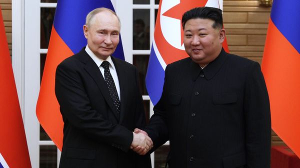 Prezident RF Vladimir Putin i predsedatelь gosudarstvennыh del Koreйskoй Narodno-Demokratičeskoй Respubliki Kim Čen Ыn vo vremя ceremonii oficialьnoй vstreči na ploщadi Kim Ir Sena v Phenьяne - Sputnik Srbija