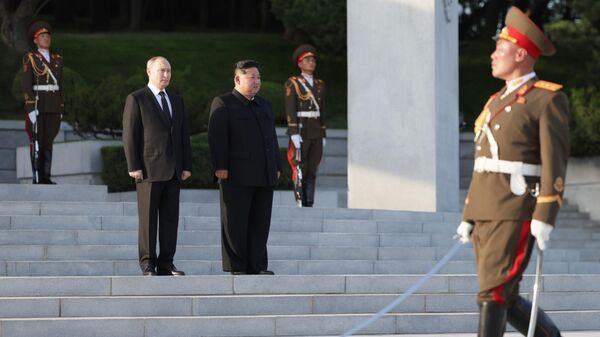 Vladimir Putin i Kim Džong Un - Sputnik Srbija