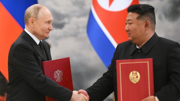 Председник Русије Владимир Путин и севернокорејски лидер Ким Џонг Ун - Sputnik Србија