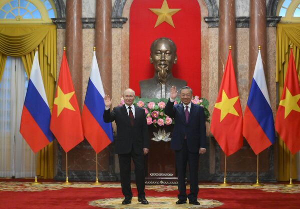 Председници Русије и Вијетнама, Владимир Путин и То Лам у Председничкој палати у Ханоју - Sputnik Србија