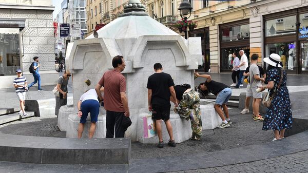 Ljudi se rashlađuju na Delijskoj česmi u Knez Mihailovoj - Sputnik Srbija