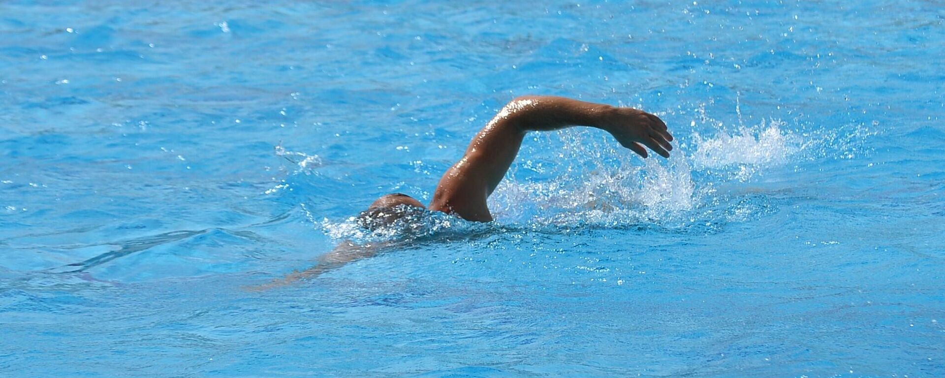 Пливач у води - Sputnik Србија, 1920, 27.07.2025