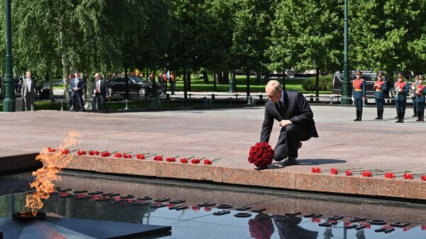 Председник Русије Владимир Путин је положио је цвеће на гроб Незнаног јунака у московском Кремљу - Sputnik Србија