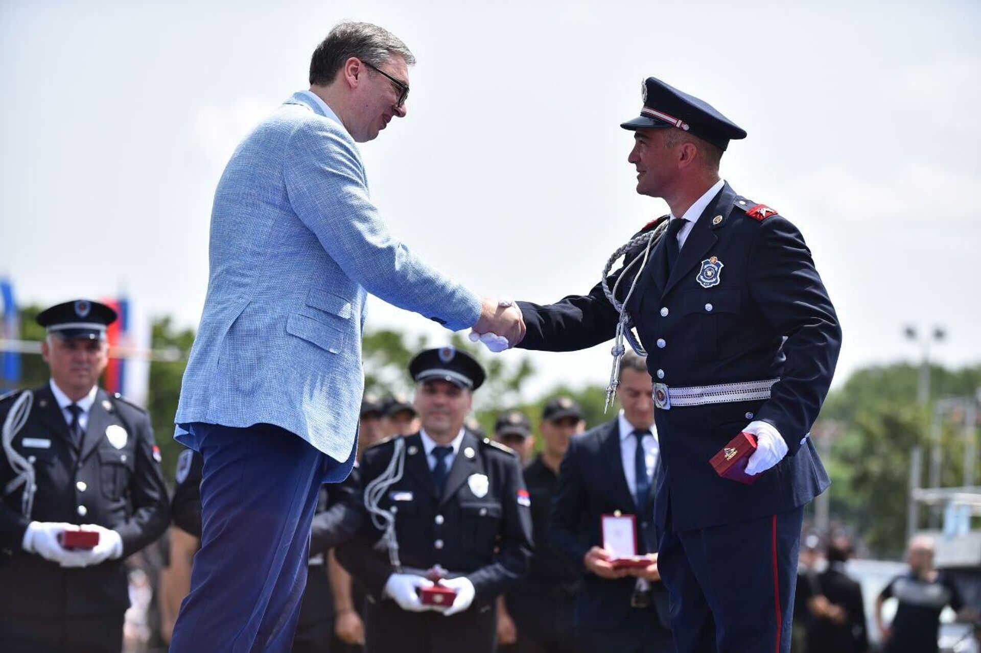 Predsednik Srbije uručuje zlatne medalje zaslužnim pripadnicima MUP-a Srbije. - Sputnik Srbija, 1920, 23.06.2024