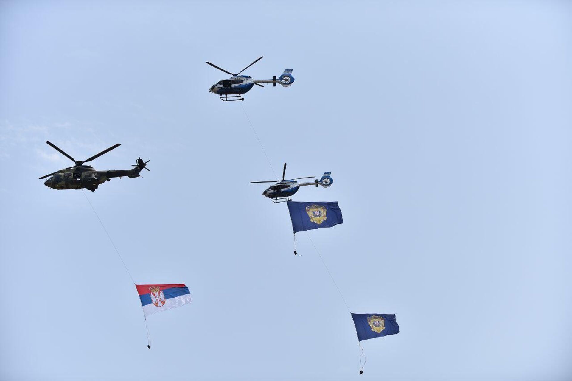 Helikopteri policije nose zastave Srbije i MUP-a. - Sputnik Srbija, 1920, 23.06.2024