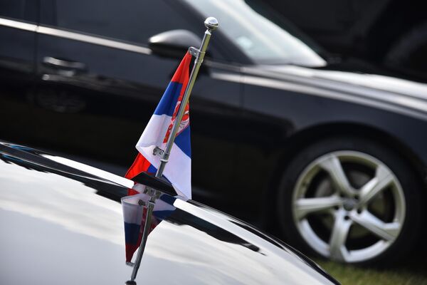 Застава Србије на возилу које се користи у пратњу  - Sputnik Србија