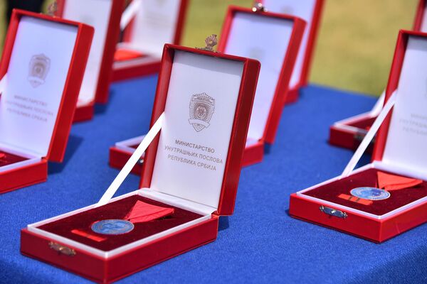 Na svečanosti su najzaslužnijim pripadnicima MUP uručene zlatne, srebrne i bronzane medalje za hrabrost, posvećenost i zasluge - Sputnik Srbija