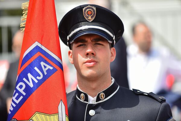 Припадник МУП у свечаној униформи са заставом Жандармерије - Sputnik Србија