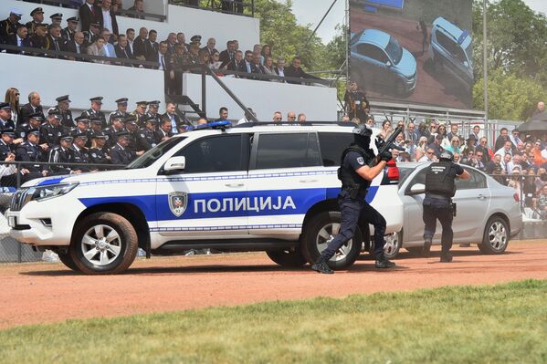Na prikazu taktičko-pokazne vežbe u nastavnom centru „Makiš“, pripadnici policije demonstrirali su visok nivo osposobljenosti u realnim situacijama  - Sputnik Srbija