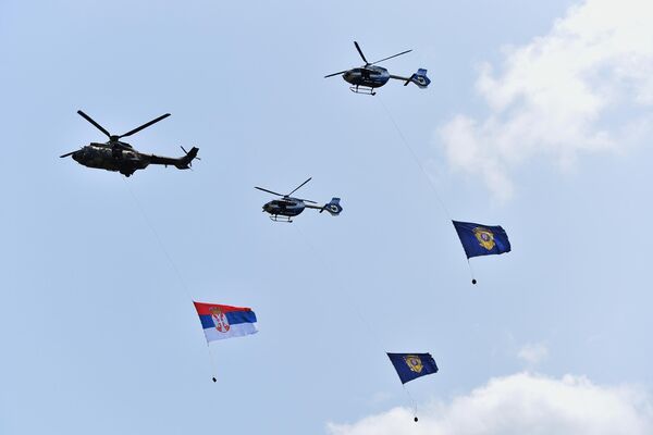 Svečanost je završena  naletom policijskih helikoptera sa zastavama Srbije i MUP-a. - Sputnik Srbija
