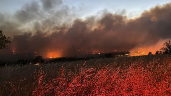 Пожар је букнуо и у Орегону, где су многе куће и кампови евакуисани. - Sputnik Србија