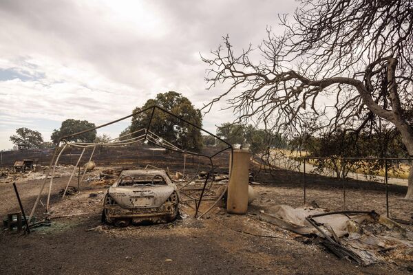 U drugim delovima Kalifornije, nekoliko novih požara buknulo je oblasti Fresno posle udara groma. - Sputnik Srbija