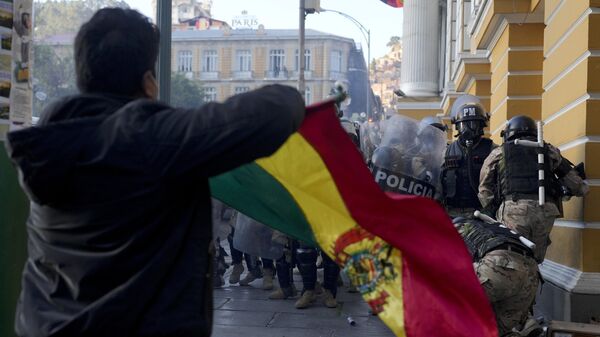 Сторонник президента Луиса Арсе с флагом Боливии на площади Мурильо после неудавшейся попытки государственного переворота в Ла-Пасе, Боливия - Sputnik Србија