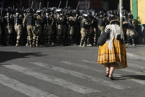 Žena prolazi pored vojne policije na Plaza Muriljo, u La Pazu - Sputnik Srbija