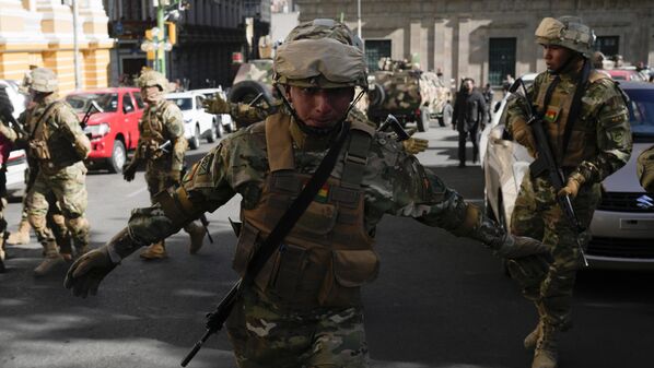 Vojnik pokazuje novinarima da napuste trg dok se vojnici okupljaju ispred predsedničke palate - Sputnik Srbija