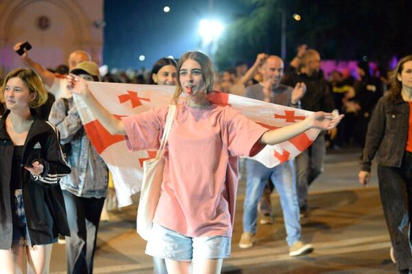 После меча наставили су да славе на улицама Тбилисија. - Sputnik Србија