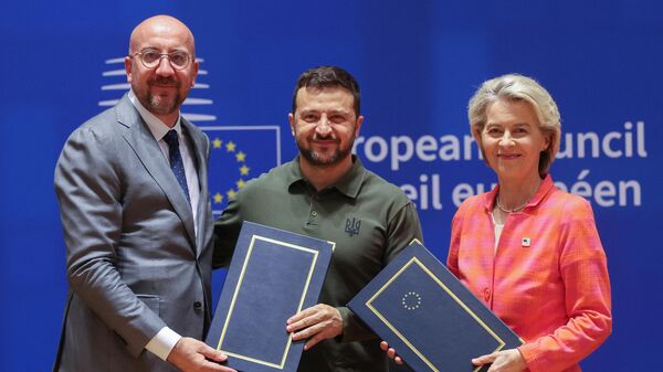 Predsednik Evropskog saveta, ukrajinski predsednik Vladimir Zelenski i šef Evropske komisije Ursula fon der Lajon - Sputnik Srbija