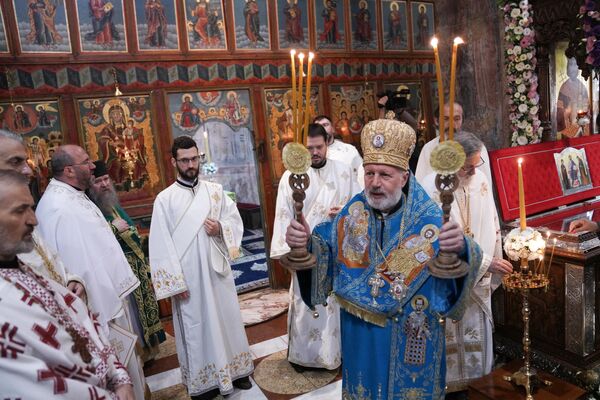 Пре почетка литургије хор Возглас отпевао је химну Боже правде. - Sputnik Србија