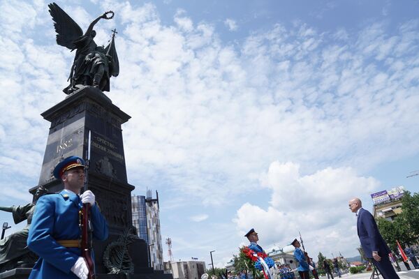 Положени венци на Споменик Косовским јунацима у Крушевцу - Sputnik Србија