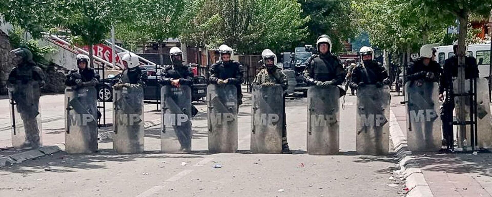 Кфор испред општине Звечан - Sputnik Србија, 1920, 12.09.2024