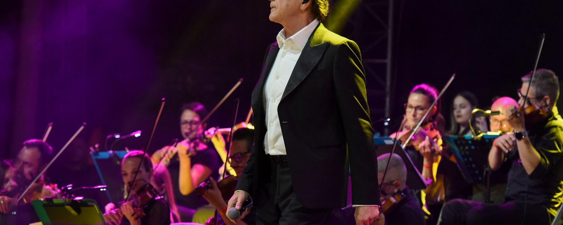 Koncert Zdravka Čolića uz pratnju simfonijskog orkestra na Arsenal festu. - Sputnik Srbija, 1920, 30.06.2024