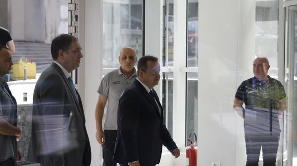 Ministar unutrašnjih poslova Ivica Dačić i ambasador Izraela u Srbiji Jahel Vilan obišli su u Urgentnom centru ranjenog pripadnika Žandarmerije.  - Sputnik Srbija